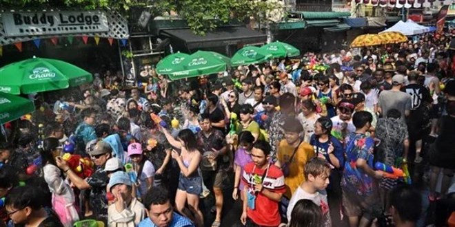 Su festivalinde kendisine su döken adama kafa atan Türk gözaltında