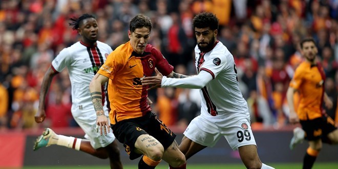 Lider Galatasaray evinde puan bıraktı