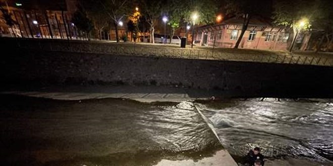Bursa'da hakkında arama kararı bulunan şahıs, bekçilerden kaçarken dereye atladı