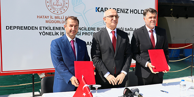 Gemide sınavlara hazırlanan öğrencilere burs müjdesi