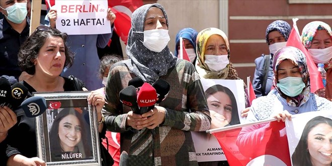Diyarbakır'da HDP önünde eylemlerini sürdüren annelerden terör operasyonuna destek