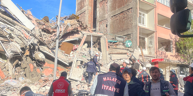 Malatya'da ağır hasarlı 6 katlı bina çöktü