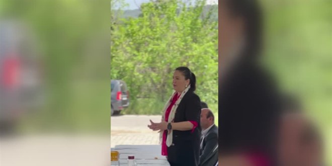 MHP'li milletvekili adayı oyuncu Özlem Balcı seçim çalışmasını 'şalvar'la sürdürüyor