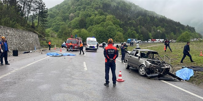 Zonguldak'ta istinat duvarına çarpan otomobildeki 3 kişi öldü