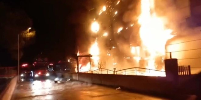 Lokantada çıkan yangın evlere sıçradı, alevler geceyi aydınlattı