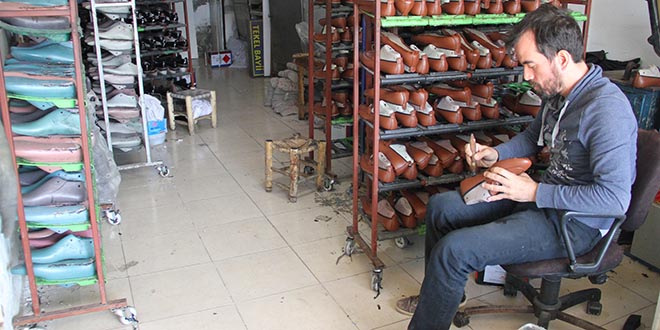 Depremde yıkılan iş yerini baba ocağına taşıyarak yeniden ihracata başladı