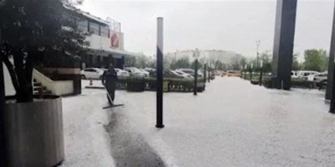 Diyarbakır'da dolu ve fırtına: Yollar beyaza büründü