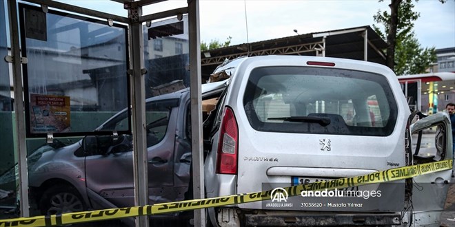 Bursa'da trafik kazasında 2 kişi öldü, 1 kişi yaralandı