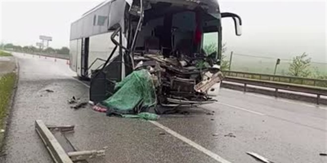 Balıkesir'de lise öğrencilerini taşıyan tur otobüsü tıra çarptı, 33 kişi yaralandı