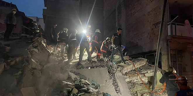 Malatya'da ağır hasarlı 3 katlı bina çöktü: 1 ölü