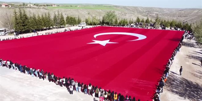 Ihlara Vadisi'nde 2023 genç, 3 bin metrekarelik Türk bayrağı açtı