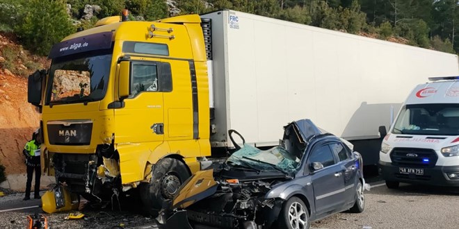 Muğla'da tırla çarpışan otomobil paramparça oldu: 1 ölü, 2 yaralı