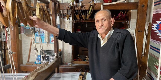 3 metrekarelik dükkanda ürettiği kilimleri dünyaya ihraç ediyor
