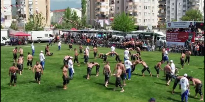 24. Kumluca Yağlı Güreşleri'nde İsmail Balaban başpehlivan oldu
