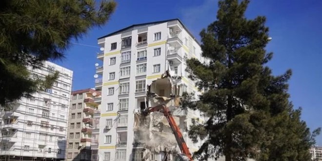 Ağır hasarlı bina az hasarlıya döndü iddiası