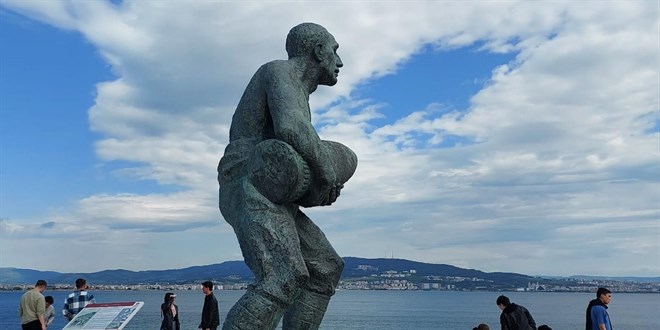 'Koca Seyit' heykellerinin hangisi doğru?