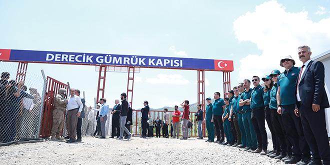 Hakkari'deki Derecik Gümrük Kapısı giriş çıkışa açıldı