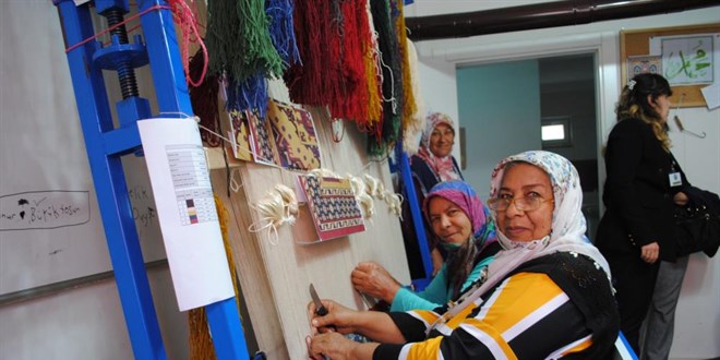 100 bin düğüm atılarak elle dokunuyor, 15 bin liradan satılıyor