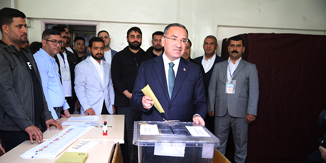 Adalet Bakanı Bozdağ, Şanlıurfa'da oyunu kullandı