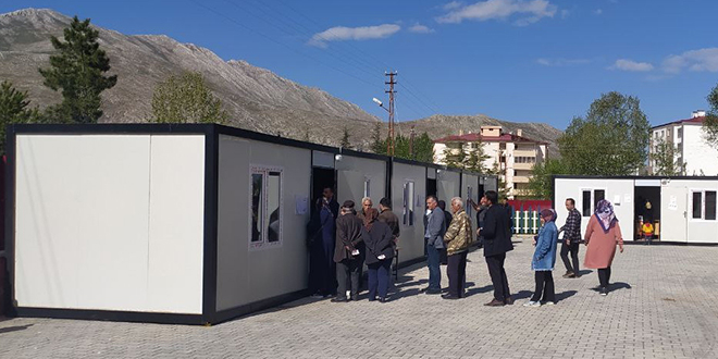 Deprem bölgesinde vatandaşlar sandık başına gitti