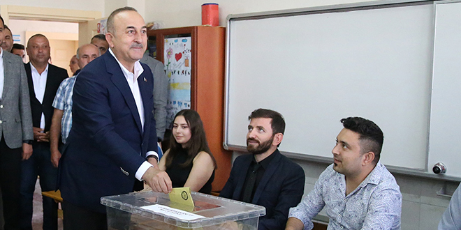 Dışişleri Bakanı Çavuşoğlu oyunu kullandı