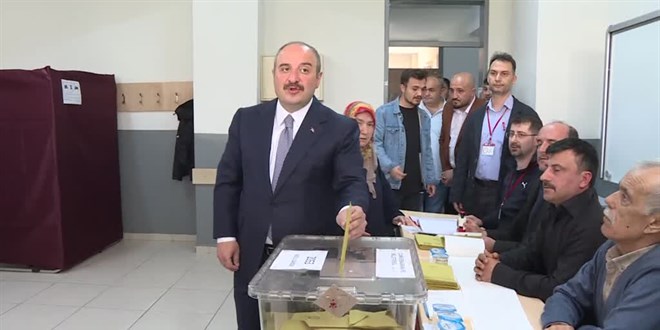 Bakan Varank: Vatandaşlarımıza çağrımız oylarına sahip çıksınlar