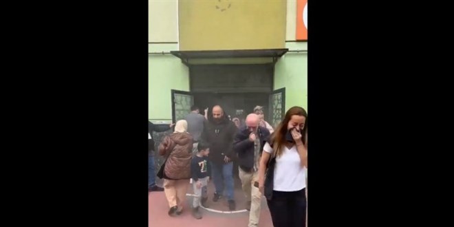 Oy verme işleminin sürdüğü Üsküdar'daki bir okulda yangın çıktı