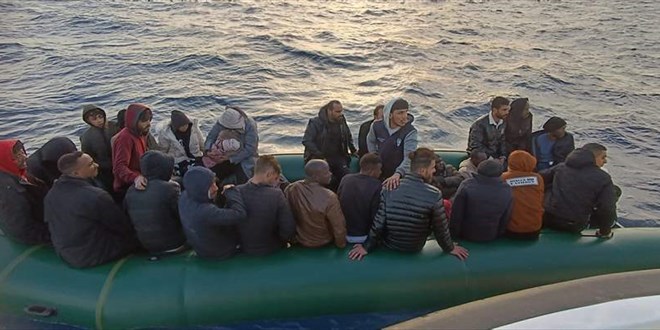 İzmir açıklarında 115 düzensiz göçmen kurtarıldı, 85 göçmen yakalandı