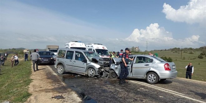 Cenaze yolunda kaza yaptılar: 2 ölü, 3 yaralı