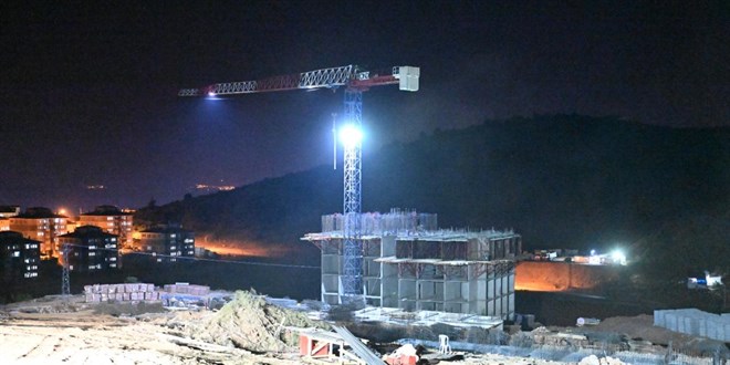 Deprem konutları inşaatında mesai gece gündüz sürüyor