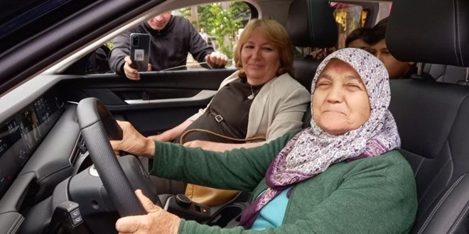 TOGG'u görünce gözyaşlarına boğulan Zülfiye nine o anları anlattı