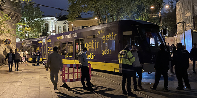 Kabataş-Bağcılar tramvayı raydan çıktı, seferler aksadı
