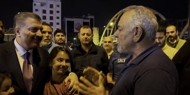 Bakan Koca'yı karşısında gören depremzede: Bakanım artık uyuyun siz bize lazımsınız