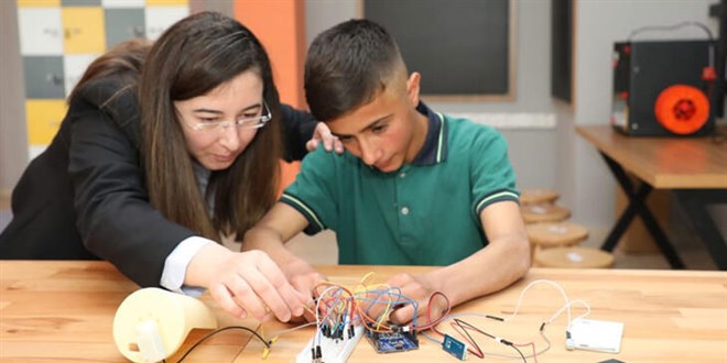 Lise rencisi 'terleyen robot' projesi ile Trkiye finalinde