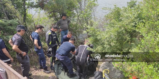 Çanakkale'de balık avlamak için gölete açılan 3 kişinin içinde bulunduğu tekne battı
