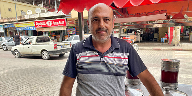 Seyyar satıcı depremde ölmediğini kanıtlamaya çalışıyor