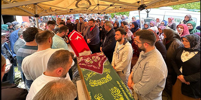 Trafik kazasında hayatını kaybeden polis ile eşine veda