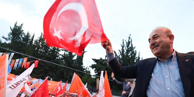 Bakan Çavuşoğlu: Suriyelileri gönderelim ama insani bir şekilde