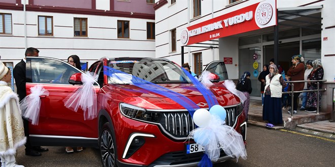 'Anadolu kırmızısı' Togg depremzede kardeşlerin sünnet arabası oldu