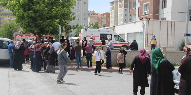 Çocuğunu kurtarmak isterken kucağındaki çocukla birlikte 13. kattan düştü
