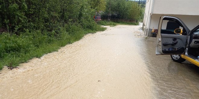 Karabük'te sağanak: Dere taştı, yollar göle döndü