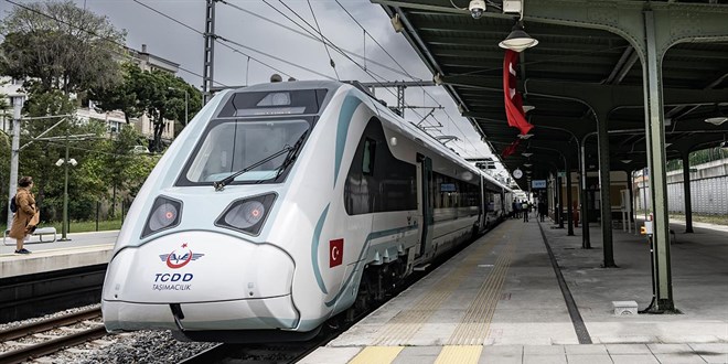 Milli elektrikli tren seti raylarda