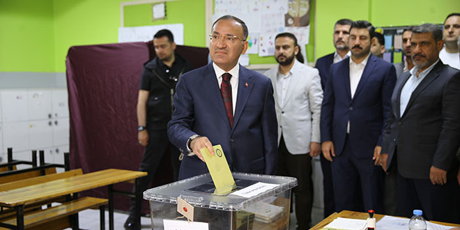 Adalet Bakanı Bozdağ, Şanlıurfa'da oyunu kullandı