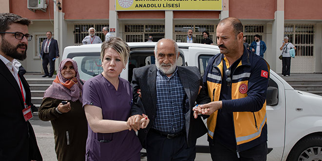 Hastanede tedavi gören seçmen Bakanlığın aracıyla sandığa götürüldü