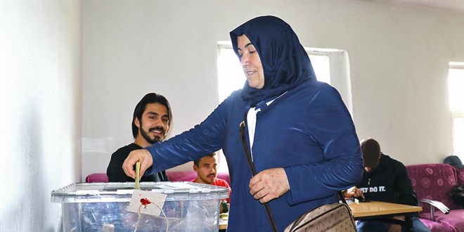 12 seçmenli köy sandığa gitti