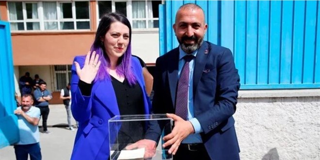 Temsili oy pusulasıyla sürpriz evlilik teklifi