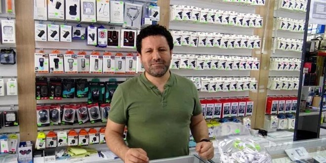 Telefon bayisinde işe başladığı gün cep telefonlarını çaldı