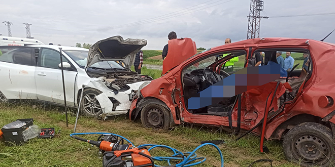 İki otomobilin çarpıştığı kazada 1 kişi öldü, 4 kişi yaralandı