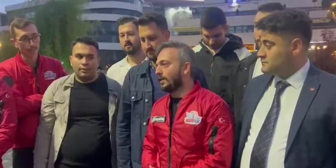 AK Parti'li gençler, 'Erdoğan heykeli' için çimento torbaları bıraktı