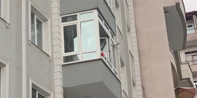 Kocaeli'de temizlik yapt evin balkonundan den kadn ld